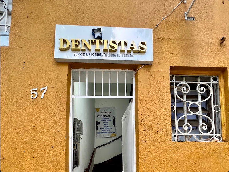 Fachada e entrada do consultório na Rua Silva Pinto 57